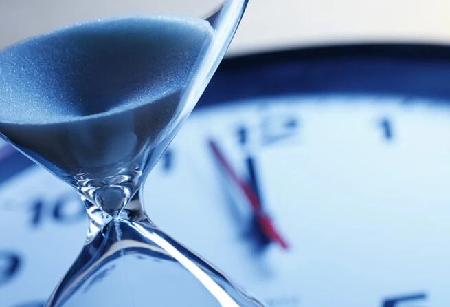An hourglass and clock depict the 2027 end date for SAP’s ECC support for SAP ECC 6.0. 